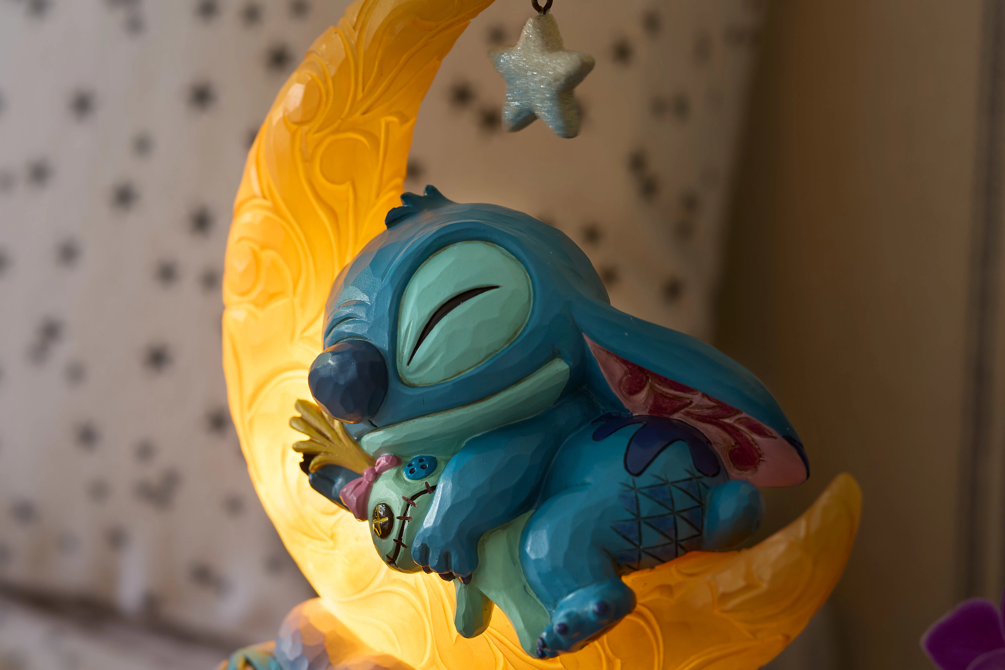Disney Traditions Figur - Stitch & Schrulle auf einem leuchtenden Mond (Sweet Dreams) von Jim Shore 6016334